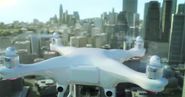 Güneşli bir akşam Alfa mat ile Cityscape arka plan ile uçan uçak quadrocopter. — Stok video