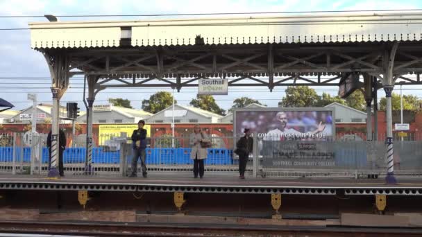 Платформа Станції Саутхолл Лондон Енгландія Септема 2016 — стокове відео