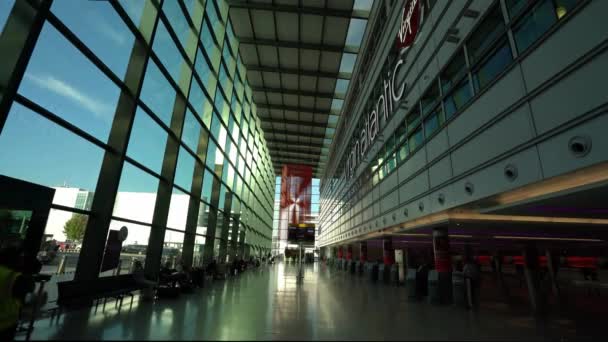 Arquitectura Moderna Terminal Del Aeropuerto Londres Heathrow Londres Inglaterra Septiembre — Vídeos de Stock