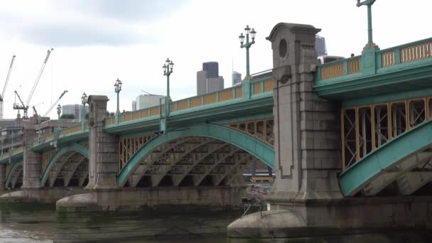 ロンドンのテムズ川に架かるサウスワーク橋 ロンドン イギリス 2016年9月16日 — ストック動画