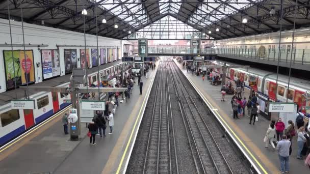 火车站旅客 镜头拍摄 英国伦敦 2019年12月10日 — 图库视频影像