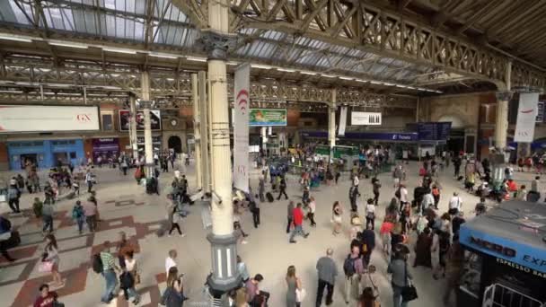 Viaggiatori Alla Stazione Ferroviaria Riprese Londra Regno Unito Dicembre 2019 — Video Stock