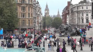 Londra 'da yürüyen insanlarla gündüz şehir trafiği - Londra, İngiltere