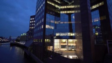Londra / İngiltere'de - 19 Eylül 2016: gökdelenler iş işyeri, London City, İngiltere binalarda Windows