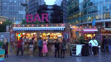 London Riviera - Yazın More London Riverside 'da ücretsiz tiyatro ve plaj kulübü - Londra, İngiltere - 16 Eylül 2016