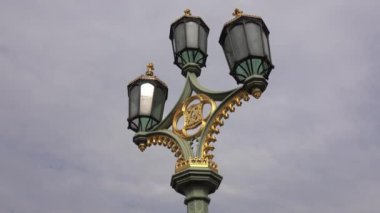 Londra, İngiltere - 16 Eylül 2016: Bulutlu arka planda tarihi lamba
