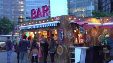 London Riviera - Yazın More London Riverside 'da ücretsiz tiyatro ve plaj kulübü - Londra, İngiltere - 16 Eylül 2016