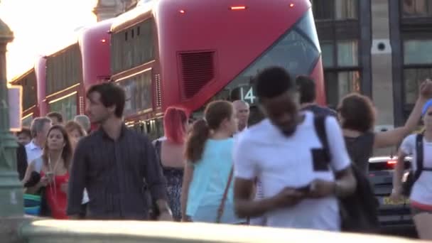 与步行人员的日间城市交通 — 图库视频影像