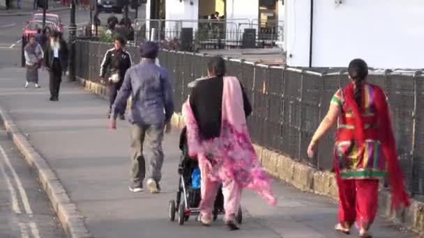 Tráfego Urbano Diurno Com Pessoas Ambulantes Londres Londres Englândia — Vídeo de Stock