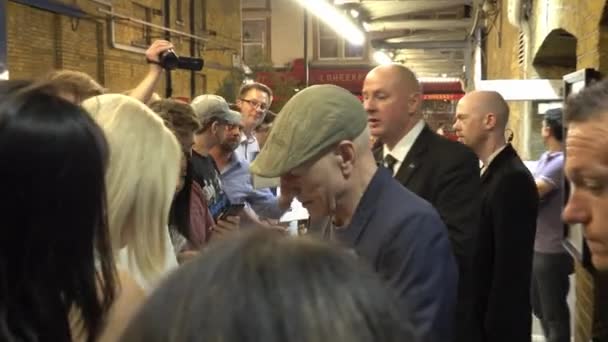 Schauspieler Patrick Stewart Schreibt Autogramme Einem Londoner Theater London England — Stockvideo