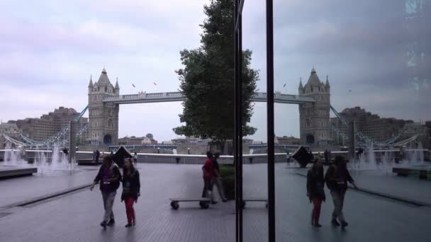 Människor Som Vandrar Genom Moderna Arkitekturkontorsbyggnader London London Storbritannien December — Stockvideo