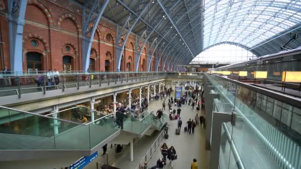 英格兰 2016年9月19日 伦敦帕丁顿站站台上的乘客 — 图库视频影像