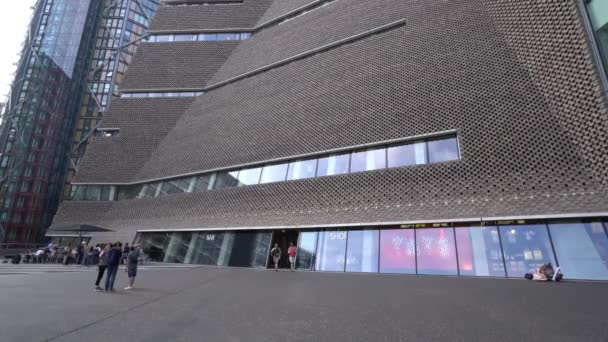 Mensen Lopen Door Moderne Architectuurkantoorgebouwen Londen Londen Verenigd Koninkrijk December — Stockvideo