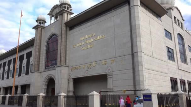 Gurdwara Sri Guru Singh Sabha Southall London Legnagyobb Szikh Temploma — Stock videók