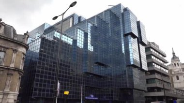 Londra 'daki Modern Mimari ofis binalarında yürüyen insanlar - Londra, Birleşik Krallık - 16 Aralık 2018