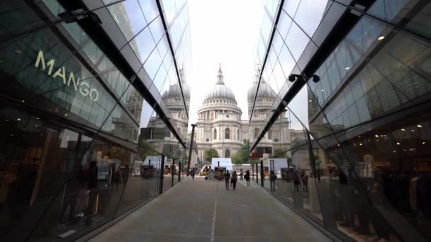 Människor Som Vandrar Genom Moderna Arkitekturkontorsbyggnader London London Storbritannien December — Stockvideo