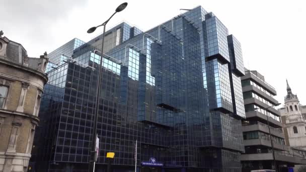 Des Gens Traversent Des Immeubles Bureaux Architecture Moderne Londres Londres — Video