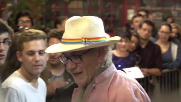 Schauspieler Ian Mckellen Schreibt Autogramme Theater London London England September — Stockvideo