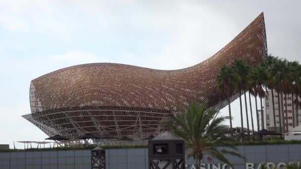 Golden Fish Sculpture Frank Gehry Barcelona Peix Barcelona Spain October — Stock Video