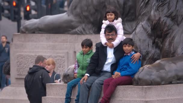 Persone Posa Foto Leoni Trafalgar Square Londra Londra Inghilterra Settembre — Video Stock