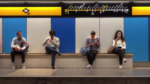 Plattform Vid Tunnelbanestationen Barcelona Barcelona Spanien Oktober 2016 — Stockvideo