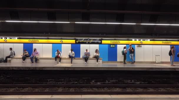 Platformă Stația Metrou Barcelona Barcelona Spania Octombrie 2016 — Videoclip de stoc