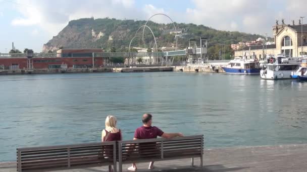 Pessoas Sentadas Banco Port Vell Visualização Para Montjuic Barcelona Espanha — Vídeo de Stock