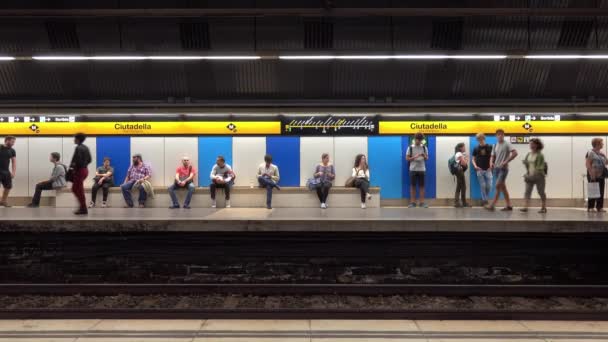 Trein Die Aankomt Metrostation Barcelona Barcelona Spanje Oktober 2016 — Stockvideo