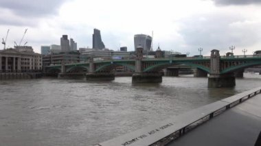 Londra / İngiltere'de - 19 Eylül 2016: gökdelenler iş işyeri, London City, İngiltere binalarda Windows