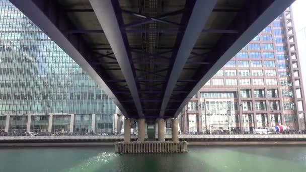 Puente Tren Dlr Sobre Muelle Central Canary Wharf Londres Inglaterra — Vídeo de stock