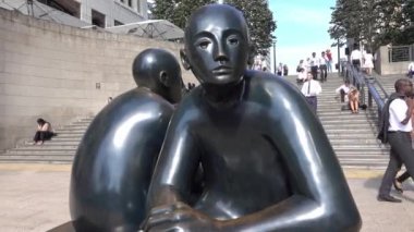 Cubitt Basamakları 'nda oturan iki adamın bronz heykeli - Londra Kanarya İskelesi - Londra, İngiltere - 16 Eylül 2016