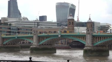 Londra / İngiltere'de - 19 Eylül 2016: gökdelenler iş işyeri, London City, İngiltere binalarda Windows