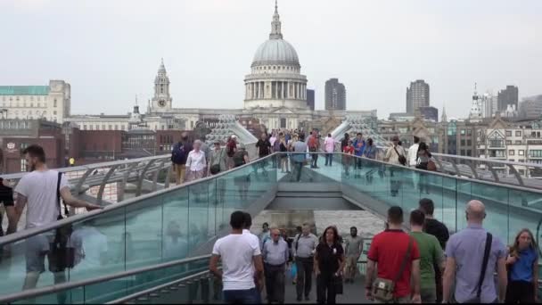 Pessoas Andando Por Edifícios Escritórios Arquitetura Moderna Londres Londres Reino — Vídeo de Stock