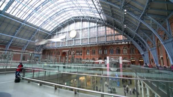 Viaggiatori Alla Stazione Ferroviaria Riprese Londra Regno Unito Dicembre 2019 — Video Stock