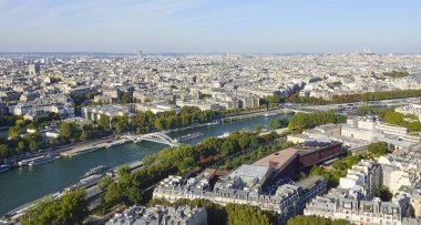 Paris şehir Seine Nehri üzerinde şaşırtıcı havadan görünümü