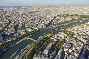 Paris - Eyfel Kulesi güzel havadan görünümden Seine Nehri