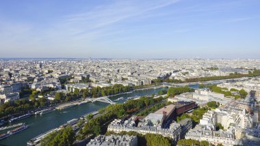Paris şehri üzerinde şaşırtıcı havadan görünümü