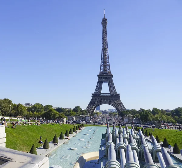 Typisches Wahrzeichen und Symbol für Paris - der berühmte Eiffelturm — Stockfoto