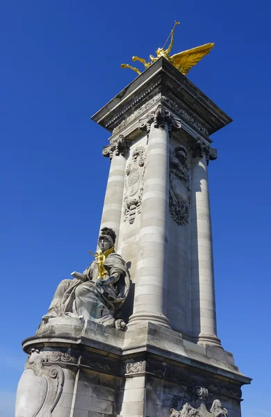 Statue impressionanti sul ponte Alexandre III a Parigi — Foto Stock