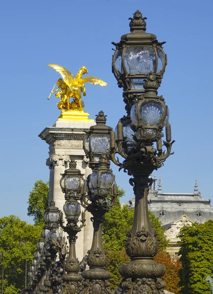 De prachtige straatlantaarns en sculpturen op Alexandre Iii brug in Parijs - Pont Alexandre 3 — Stockfoto