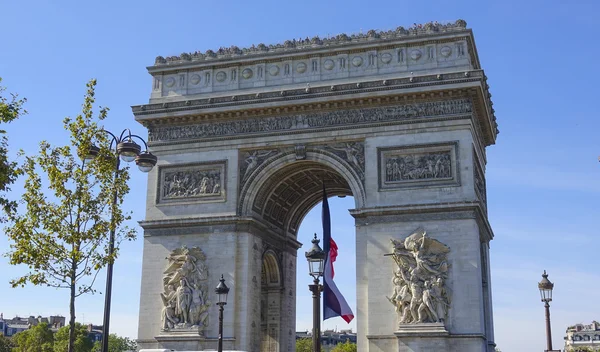 O famoso marco do Arco do Triunfo em Paris — Fotografia de Stock