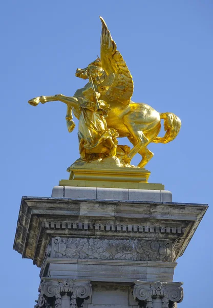 Las estatuas de oro en el puente de Alexandre III en París —  Fotos de Stock