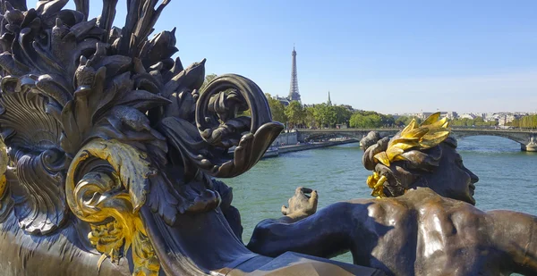 De verbazende beeldhouwwerken op Alexandre Iii brug in Parijs - Pont Alexandre-Iii — Stockfoto