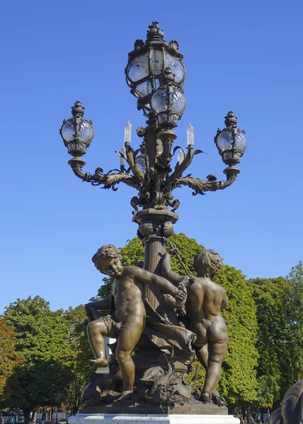 Hermosas linternas en el puente Alexandre III en París — Foto de Stock