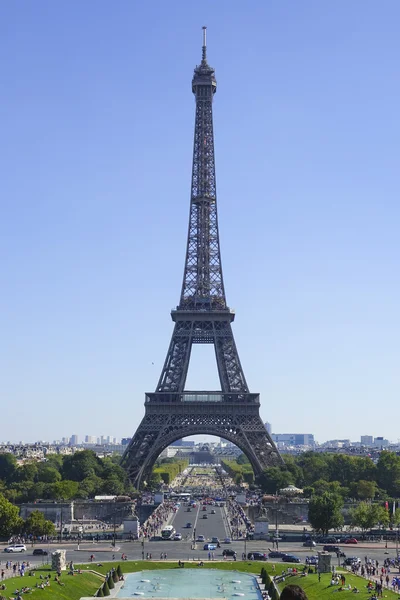 Berühmter Eiffelturm in Paris - berühmtestes Wahrzeichen der Stadt — Stockfoto