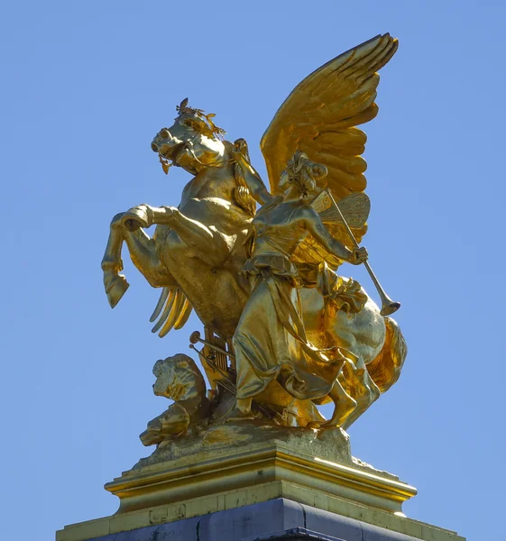 Las estatuas de oro en el puente de Alexandre III en París — Foto de Stock