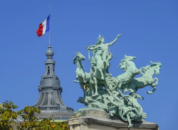 Incredibili sculture sul ponte Alexandre III a Parigi - Pont Alexandre III — Foto Stock