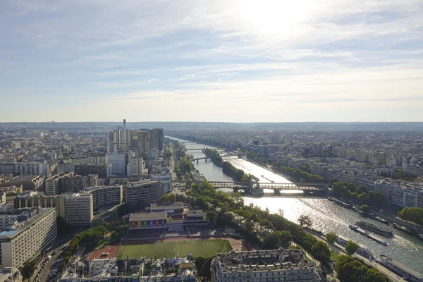 La città di Parigi e la Senna nella retroilluminazione — Foto Stock