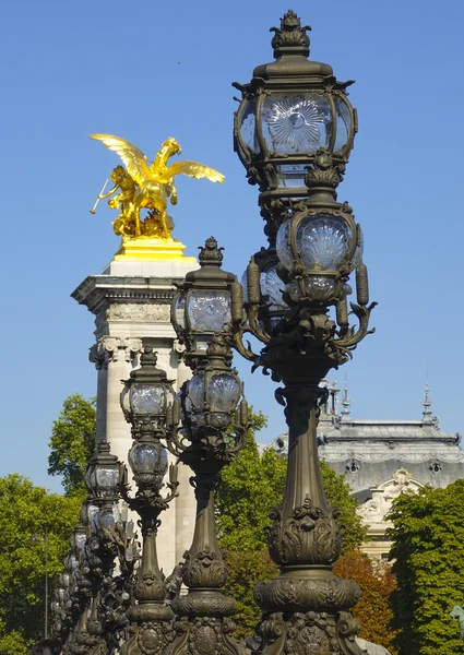 De prachtige straatlantaarns en sculpturen op Alexandre Iii brug in Parijs - Pont Alexandre 3 — Stockfoto