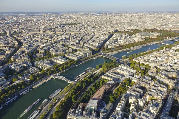 O Rio Sena na cidade de Paris - bela vista aérea da Torre Eiffel — Fotografia de Stock